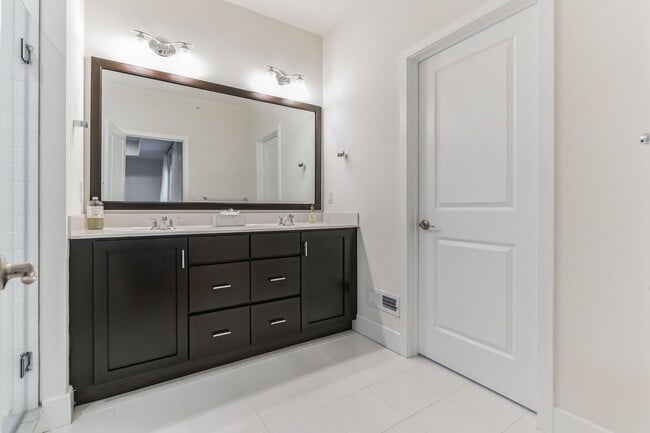 Building Photo - Stunning Carriage Home in the King of Prussia Town Center