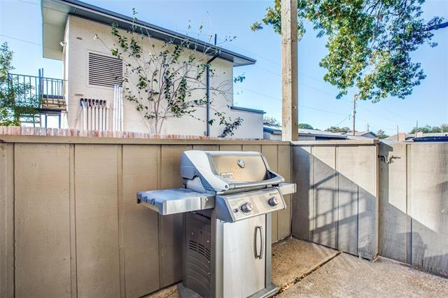 Building Photo - 10421 High Hollows Dr