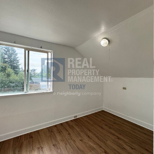 Building Photo - Calvin - 1651 (Cascade Group)