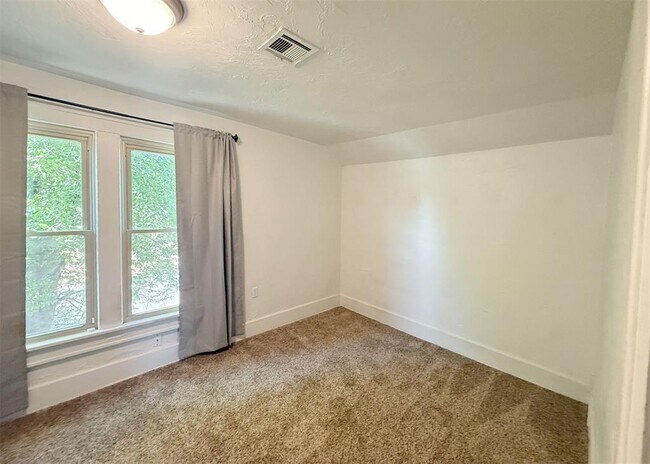 Building Photo - 1741 W Park Pl