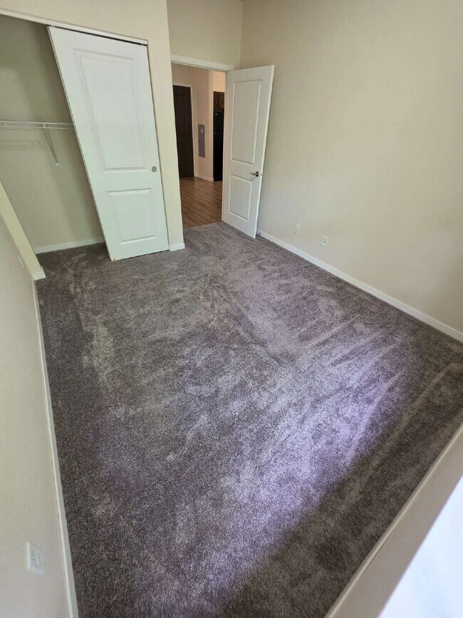 Building Photo - 2 Bedroom | 1 Bathroom 2nd Floor Apartment Available RIGHT NOW!