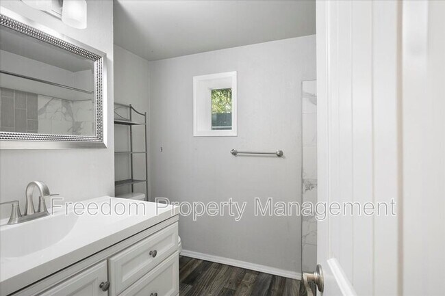 Building Photo - 420 S Garland St