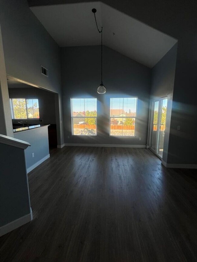 Building Photo - Stunning 2-bedroom PLUS LARGE BONUS ROOM/L...