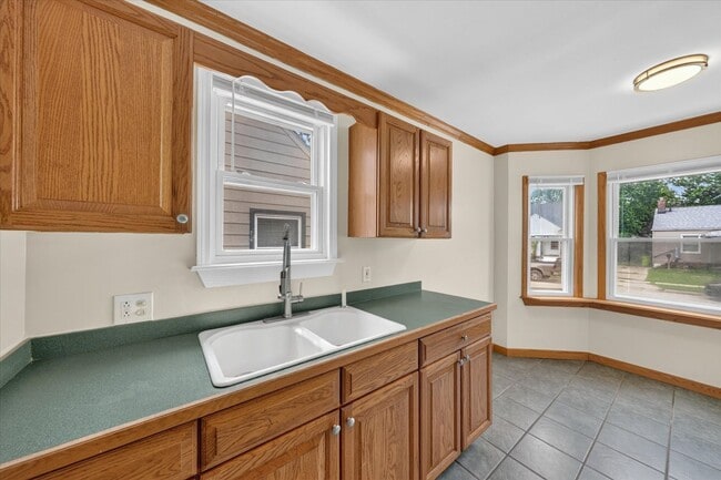 Building Photo - Charming 3-Bedroom Bungalow for Rent in Lincoln Park