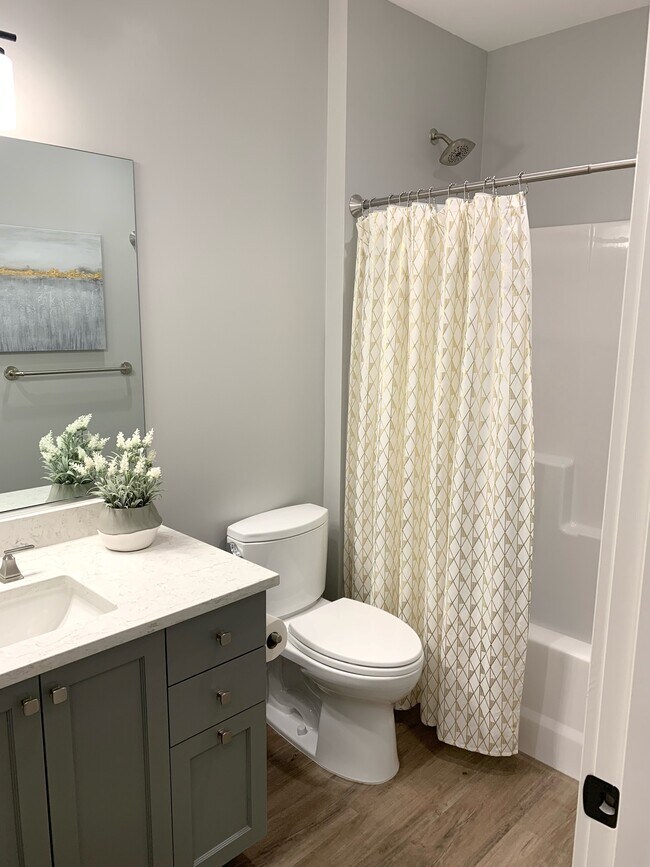 Guest/2nd Bathroom - 16524 Boones Ferry Rd