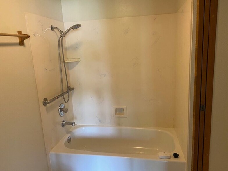 Upstairs Full Bath - 329 Bessie St