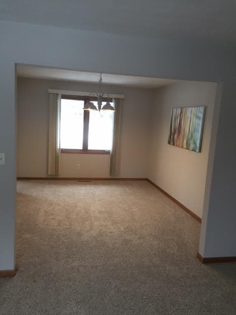 Building Photo - 4 Bedroom 3 Bath home available in Rockford