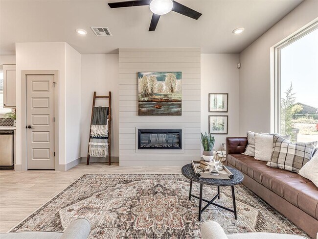 Building Photo - 2633 Crescent Ave