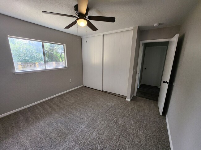 Building Photo - Move in ready. Fully remodeled