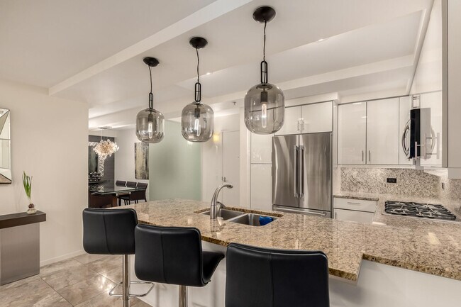 Building Photo - 7131 E Rancho Vista Dr