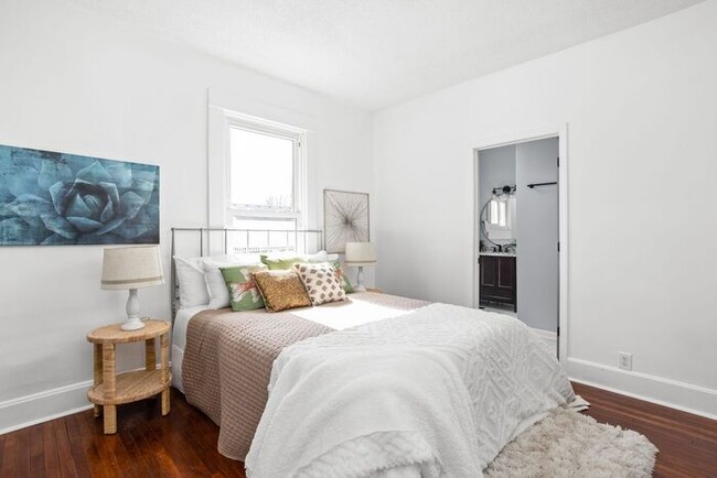 Building Photo - Remodeled 3 Bed 2 Full Bath Within Walking...