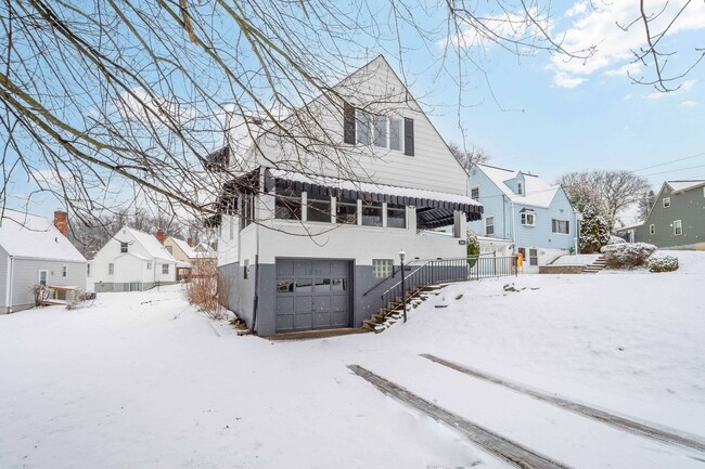 Building Photo - GORGEOUS 3 BEDROOM HOME IN DRAVOSBURG WITH...
