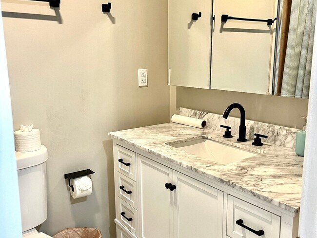 Building Photo - 4 Bedroom Single Family Home in Phoenix