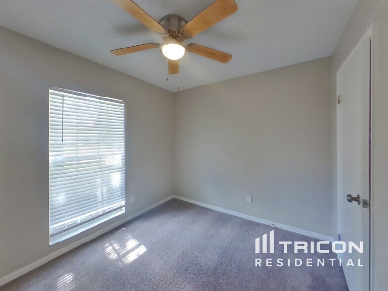 Building Photo - 1028 Hardwood Dr