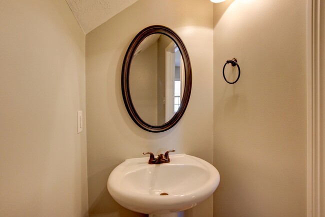 Building Photo - Fantastic Open Floor Plan Home With Stone ...