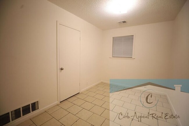 Building Photo - Move in special $800!! Recently renovated ...
