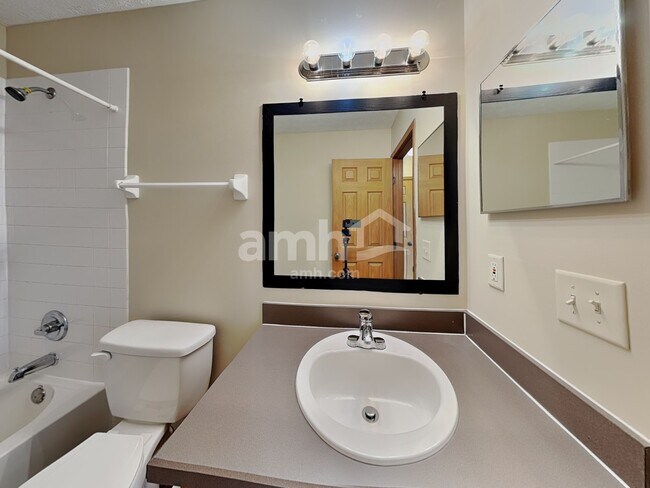 Building Photo - 748 Woodington Dr