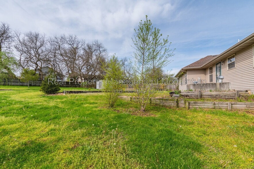 Building Photo - 732 E Gallup Hill Rd