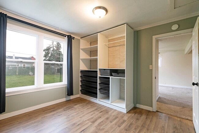 Building Photo - 2 Bed - 1 Bath - Pet Friendly