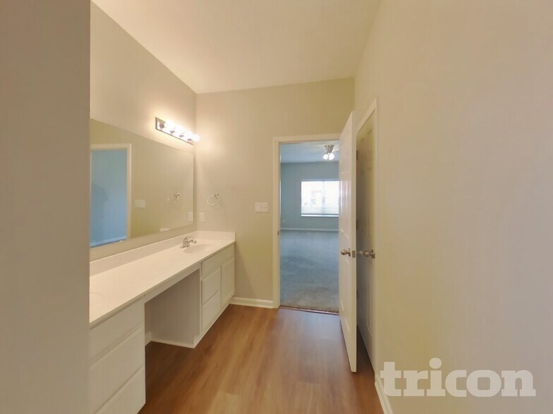 Building Photo - 6646 Laurelwood Dr
