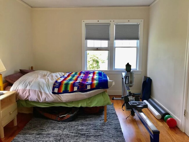 Building Photo - 819 10th St