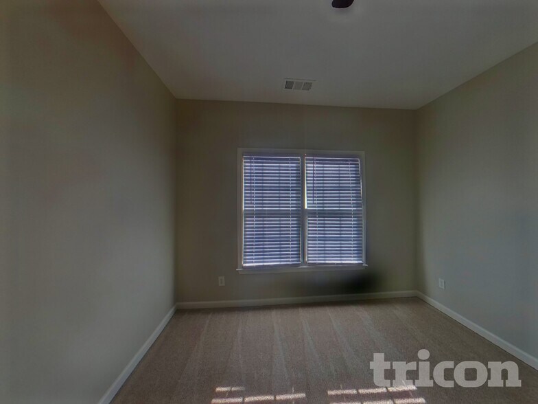 Building Photo - 275 Lawrence Pl