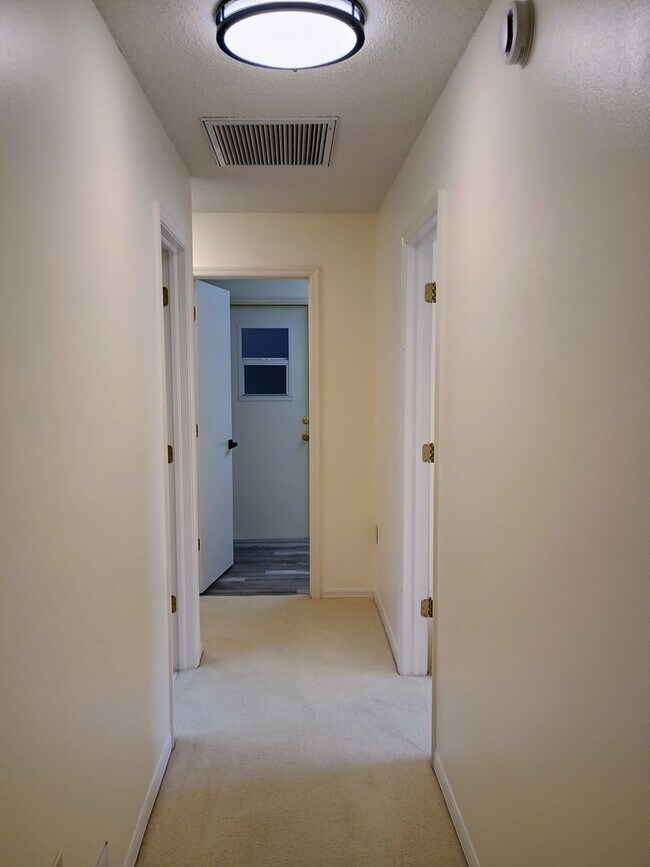 Building Photo - 2 bedroom 2 bathroom Large House for rent ...