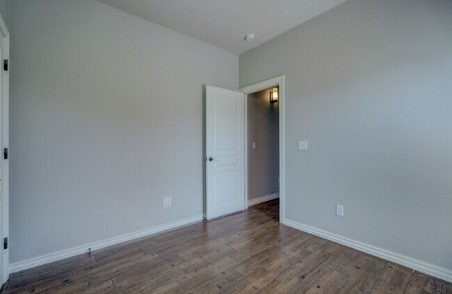 Building Photo - Stunning 3 Bedroom Home with Fireplace, Community Amenities & Open Floor Plan