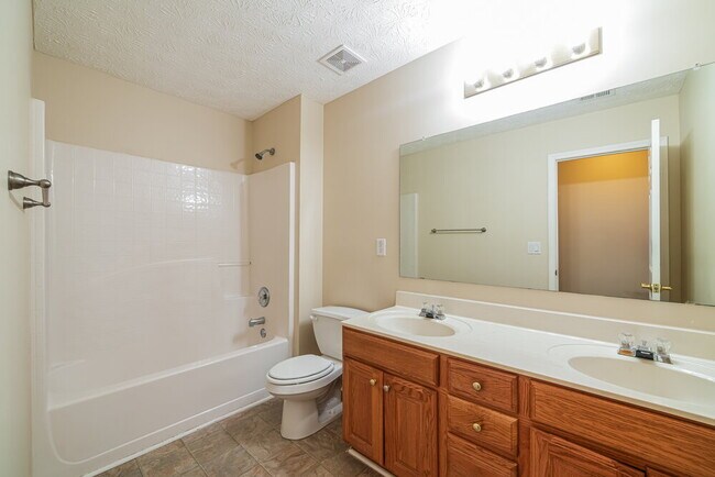 Building Photo - 552 The Blvd