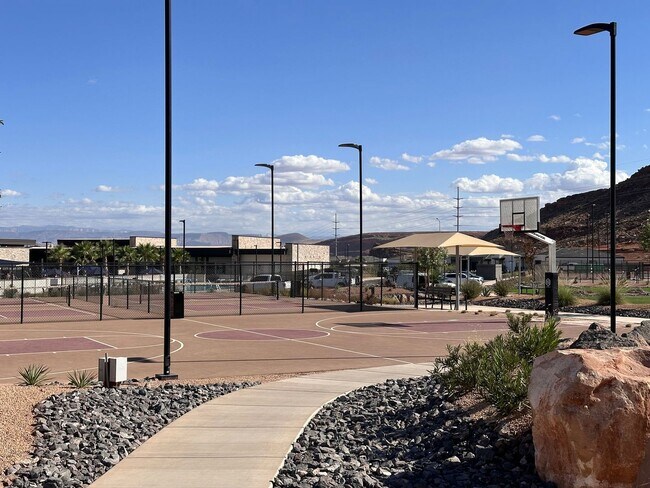 Building Photo - Dog Friendly! 3 Bedroom 2 Bathroom Townhom...