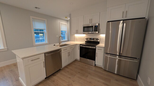 Building Photo - 122 Kenrick St