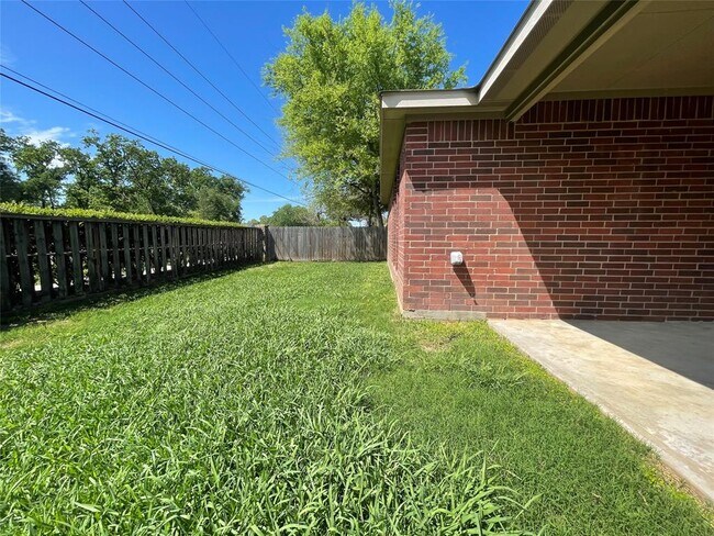 Building Photo - 13429 Raintree Dr