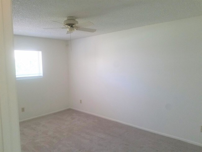 Building Photo - 9609 W Cinnabar Ave