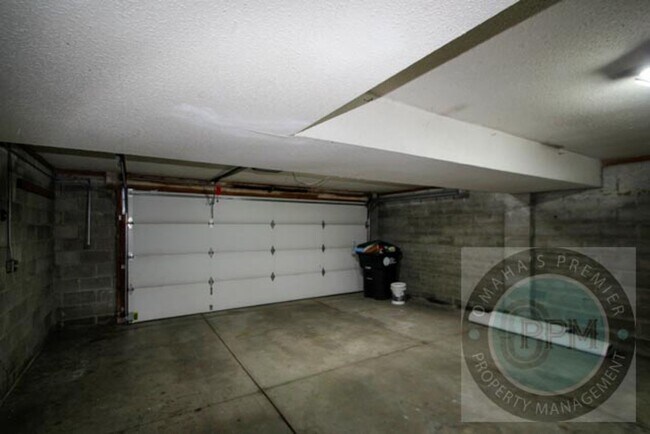 Building Photo - Discover a spacious 3Bd/2.5Ba home
