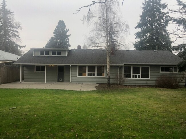 Building Photo - Stylish & Spacious 4-Bedroom Home in SE Sa...