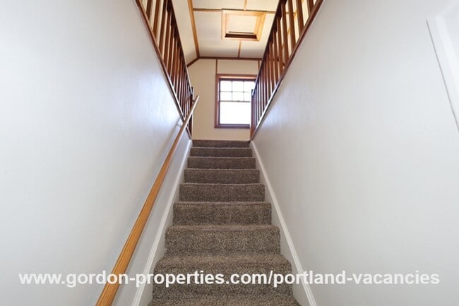 Building Photo - SE 57th Ave - 5 bedroom home with fireplac...