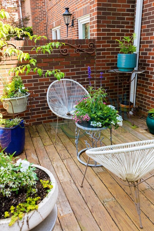 Building Photo - Elegant, updated Pleasant Valley townhome in the heart of WLR