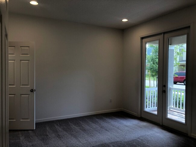 Building Photo - 4BD/3.5BA Townhome in Ravenna Winter Garden!