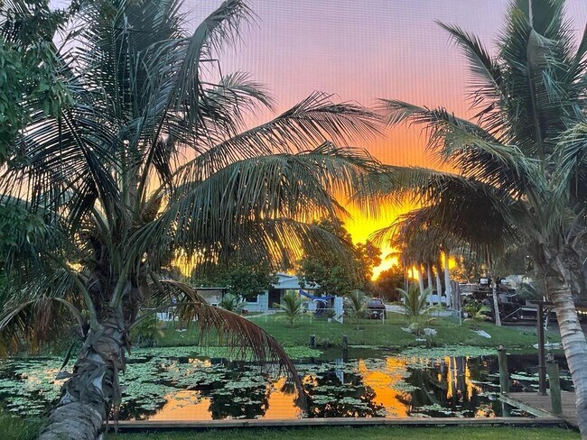 Building Photo - 1877 Meadow Ct