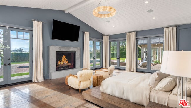 Building Photo - 6815 Dume Dr