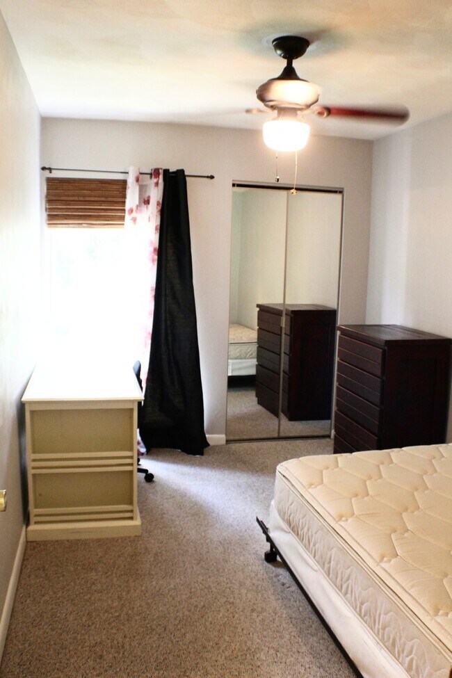 Building Photo - 1374 Bradley Dr