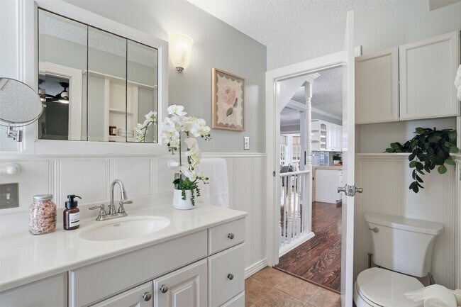 Building Photo - 818 Cedar Rd