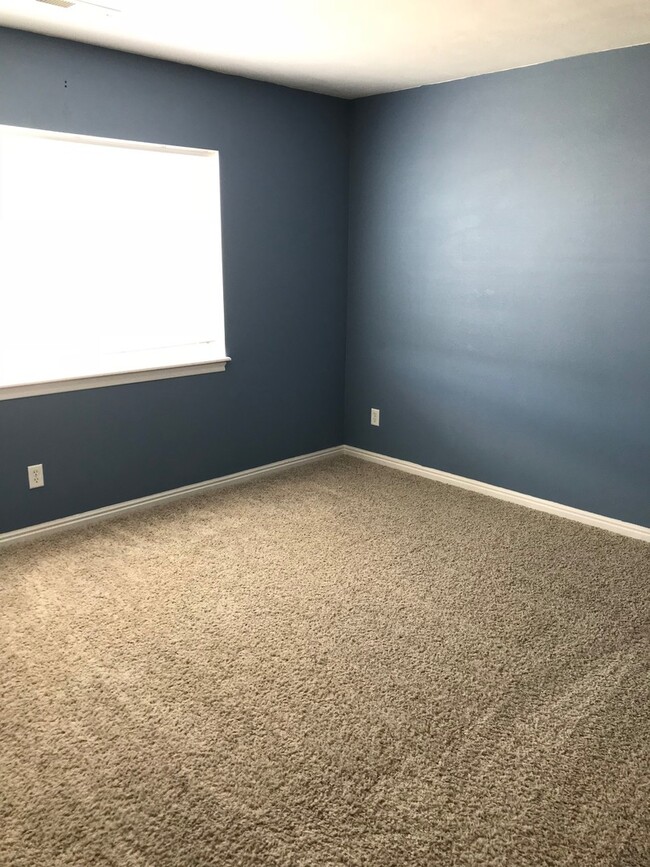 Building Photo - Charming 2 bed 1.5 bath Parkside Town Home...
