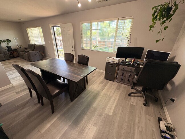 Building Photo - Updated 3 Bedroom Home in Hanford