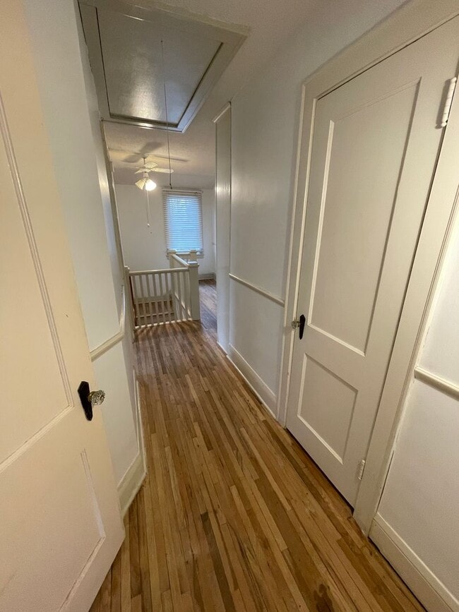 Building Photo - Timeless Spacious 3br + Den/2ba Edina Home w/Hardwood Floors, Large Yard, 2 Car Garage