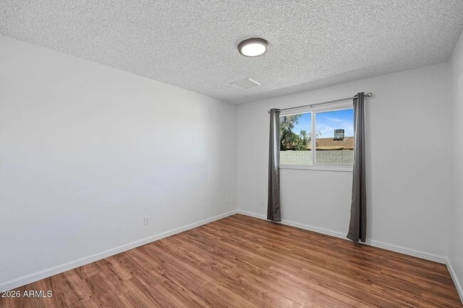 Building Photo - 1664 E Del Rio Dr