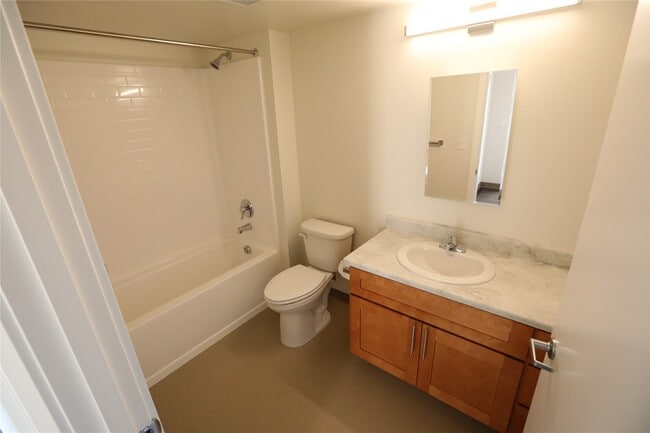 Building Photo - 900 N Oak Harbor St