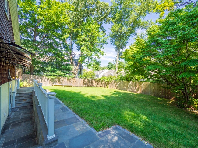 Building Photo - 74 Lakeview Ave