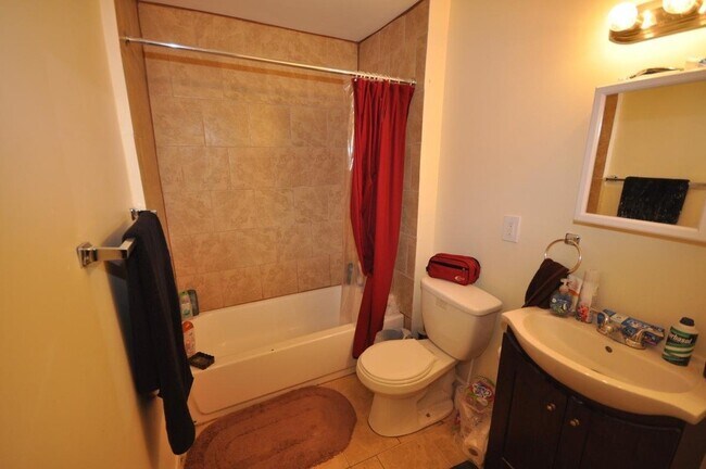 Building Photo - Three Bedroom and One bathroom apartment