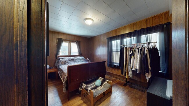 Building Photo - Beautiful Woodwork in this Charming Old Home